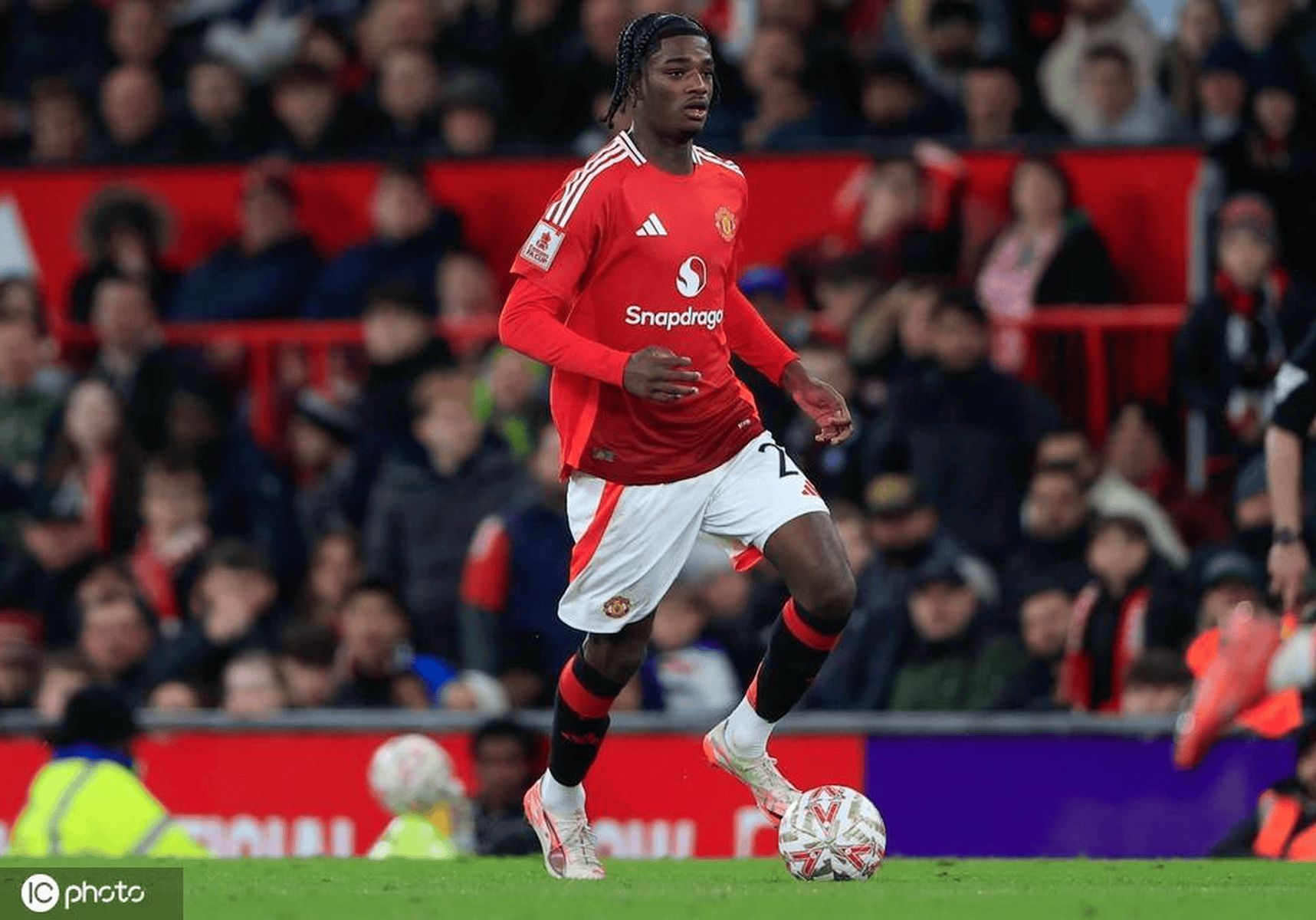 曼联后卫神勇救险，助球队成功保级，学生这么.的简单介绍